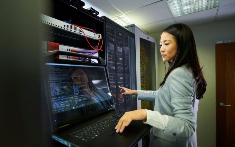 Mujer en entorno laboral